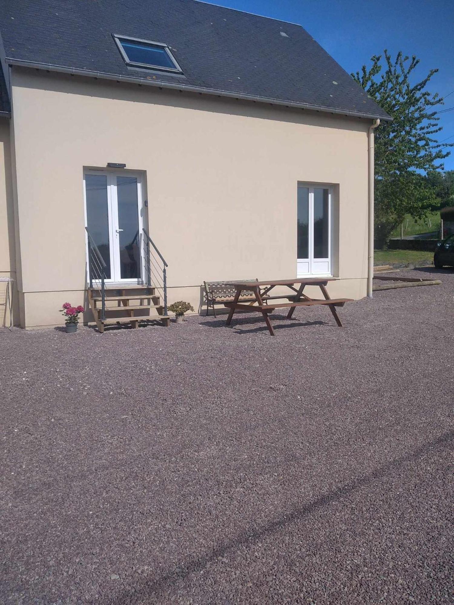 Ryes L Etablissement Gold Beach Propose 1 Hebergement , Maison 80M2 Avec Terrain 500M2, Parking Prive A 4 Min Du Port Artificiel D Arromanches, Services Accueil Personnalise, Lits Faits, Serviettes, Menage, Netflix, Wifi מראה חיצוני תמונה